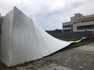 제13호 태풍 '링링'이 몰고온 강풍의 영향으로 청운대 인근 공사장 가설벽이 종잇장처럼 힘없이 쓰러져 있다.