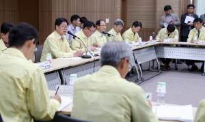 양승조 충남도지사는 17일 아프리카돼지열병 관련 긴급방역대책회의 자리에서 "전시에 준하는 차단방역에 총력을 다해달라"는 당부를 하고 있다.