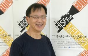 홍성국제단편영화제 이송 집행위원장. 청운대학교 내에 마련된 집행위 사무국에서 그를 만나 영화제 준비과정에 얽힌 여러 이야기를 들을 수 있었다.