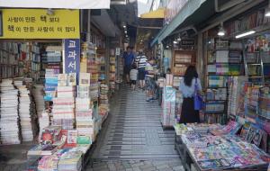 부산 보수동 책방골목은 한국전쟁 당시부터 형성돼 현재까지 유일하게 남아 관광명소가 됐다.