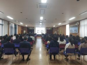 지난 26일 홍성군청대강당에서 '아동친화도시의 이해와 아동권리 교육'을 받고 있는 군의원 및 공무원들
