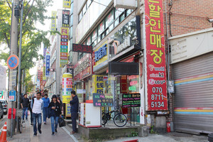 외국인 최다 거주지역인 경기도 안산시 원곡동에는 외국의 거리처럼 영어와 한자 등 다국어 간판이 많다.
