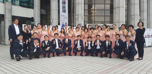 지난 5일 예산군립합창단이 제45회 충남합창경연대회 금상 수상 후 기념사진.