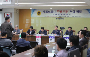 한 주민이 토론자들에게 축산 악취저감에 대한 질의를 하고 있다.