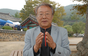 지난 17일 임득의 장군 제향이 봉행된 정충사에서 만난 임순환 씨(임득의 장군 14대 손). 그는 현재 그의 형 임철환 씨와 함께 정충사 옆 사택에 머물며 임 장군 관련 연구와 역사탐방유적지로 활용할 수 있도록 주변 정리에 매진하고 있다.