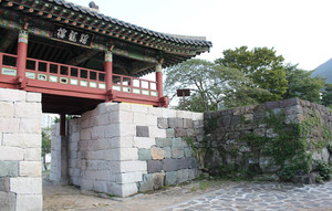 거제읍성(고현성)의 북문인 계룡루. 본래 누각의 이름은 아니고 복원을 하면서 시민들의 여론조사로 선정된 이름이다.