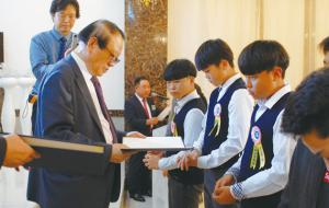 지난 7일 광천 현대예식장에서 너른내장학회 편기범 이사장이 심사를 거쳐 선발된 홍성군의 초&#8231;중&#8231;고 학생 60명에게 장학증서와 장학금을 수여하고 있다.