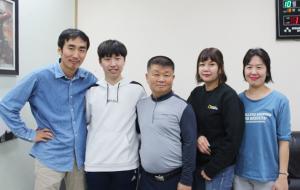 국가대표 선발과 리그 우승의 좋은 성적을 거두고 고향 홍성을 방문한 박민호(왼쪽에서 두번째) 선수.