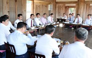 지난달 30일 논산 돈암서원 응도당에서 개최된 제11회 충청남도 지방정부회의 모습. 양승조 충남지사와 김석환 홍성군수를 비롯해 도내 시장·군수 14명 등이 참석했다.