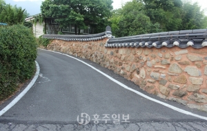 경남 하동 악양의 돌담길은 박경리 소설 토지의 주무대이자 국제슬로시티의 명물로 떠오르고 있다.