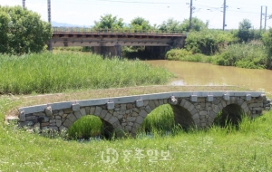 논산 원목다리는 원항천에 놓인 조선시대 화강암으로 만들어진 홍예석교다. 뒤로 호남선 철길다리가 보인다.