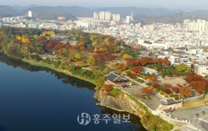 경남 진주 남강변의 진주읍성 전경.