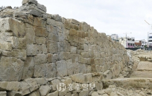 진주성 외성의 성벽이 발굴돼 복원에 관심이 쏠리고 있다.