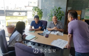 서산 YMCA 이주노동자지원센터의 이주노동자 한글교실 수업광경.