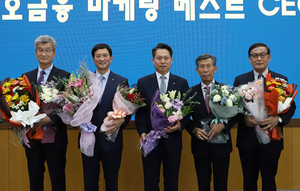 지난 4일 ‘사업추진 우수 사무소 및 자랑스러운 농협인상’ 시상 중 상호금융 마케팅 CEO 부문 기념사진.