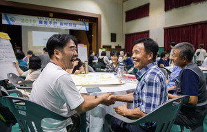 2019 충청남도 자치분권 사진공모전에서 최우수상을 수상한 ‘홍동주민 원탁회의’.