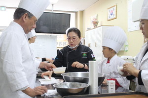 지난 28일 '스콘과 마카롱이야기' 중 바삭한 스콘 만들기 체험 장면.