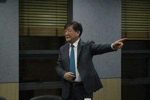 지난달 30일 '걸어서 더블린-삶과 문학'이라는 소주제로 강연 중인 김상구 청운대 영어과 학과장.