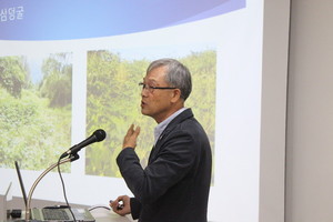 지난 1일 생태교란식물에 대해 강의 중인 백청기 홍성지속가능발전협의회장.
