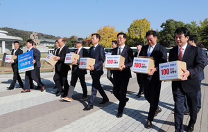 지난 7일 양승조 충남도지사는 혁신도시 충남도내 유치를 바라는 ‘100만인 서명부’를 들고 청와대를 방문했다.