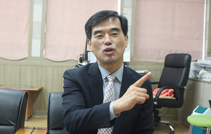박병규 위원장이 지난 11일 한국K-POP 고등학교에 대해 설명하고 있다.