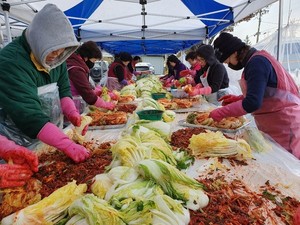홍북읍에서도 지난 18~19일 이틀간 홍북읍 복지회관에서 새마을부녀회 회원 30여 명이 모여 1000여 포기의 김장 김치를 담가 관내 어려운 가정과 마을 경로당에 전달했다.