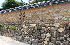 황산마을은 부농층의 양반마을로 건물이 모두 한옥 기와집과 돌담으로 쌓은 것이 특징적이다.