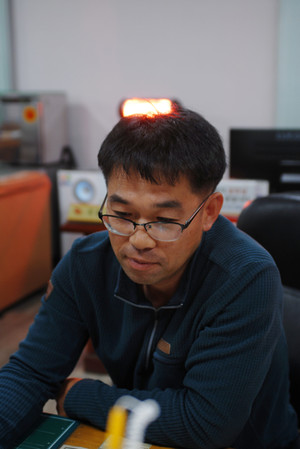 "6시면 퇴근해요. 1시간 남았는데. 우편배달차 기다리고 있어요."