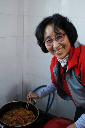 "마을일 한 분들 위해 점심 준비하고 있어요. 
맛있게 보이쥬."