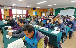 ‘장곡면 2030 발전계획 수립 공동학습회’ 첫날 행사가 지난 20일 장곡면행정복지센터 2층 회의실에서 열렸다. 주최 측의 예상을 뛰어넘은 많은 주민들이 몰리는 등 참여열기가 높았다.