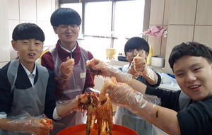 홍주중학교는 지난 21일에 1학년 학생을 대상으로 김장 체험을 진행했다.