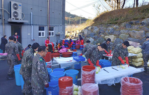 지난달 19일 홍성군지역사회보장협의체 여성가족분과는 위원 30여 명과 1789부대 장병 10여 명 등이 참여한 가운데 동치미 120통(1통당 20kg)을 담갔다.