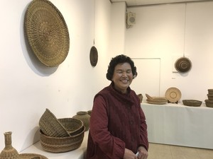 댕댕이장 백길자 씨가 홍성문화원 2층 전시실에서 전시중인 자신의 작품들 앞에서 관람객들을 맞이하고 있다.