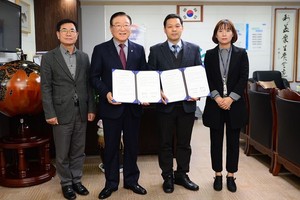 지난 3일 홍성군과 홍성군선거관리위원회는 군수실에서 홍성군 청사이전 주민선호도조사를 위한 상호 업무협약을 체결하고 공정하고 투명한 투표가 될 수 있도록 다짐했다.