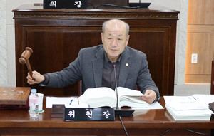 제264회 홍성군의회 정례회 예산결산특별위원장을 맡은 윤용관 군의원이 사회를 보고있다.
