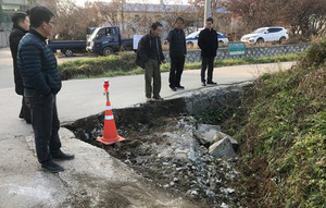 홍성읍과 광천읍 사이 국도에서 백동마을로 진입하는 도로가 사유지에 걸쳐있어 지난달 28일 이곳을 땅 주인이 철거하고 있다. 주민들은 마을 안쪽에 조성돼있는 공장으로 출입하는 출퇴근차량들과 업무용차량으로 인해 주민들이 교통불편과 악취가 심하다며 호소하고 있다,