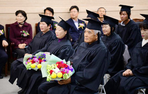 지난달 25일 홍성군농업기술센터에서 열렸던 홍성농업대학 제15기 졸업식