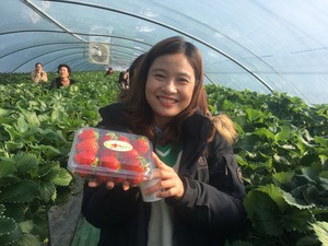 지난 4일 홍주성천년여행길을 걸으며 '딸기따기' 체험행사에도 참여한 한 외국인이 직접 딴 딸기를 들어보이며 환하게 웃고 있다.
