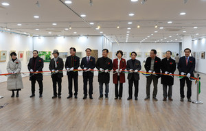 ‘홍주사람들展’을 총괄 기획한 홍성미술협회 주남수 회장과 전시회를 후원해준 군·군의회 관계자들이 이봉연, 김석기 작가 등과 함께 개막식에 참석해 전시회 시작을 알리는 테이프를 자르고 있다.