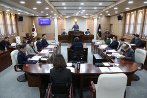 홍성군의회는 12일 2019년도 홍성군 제3회 추가경정예산 160여억 원을 확정했다.