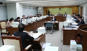 충남도가 상정한 내년 본예산 가운데 107억원을 낭비성 예산으로 보고 도의회 예결특위가 삭감했다.