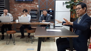 충남도 김용찬 행정부지사는 지난 11일 도청 브리핑룸에서 ‘민식이 법’의 국회 통과에 발맞춰 도내 모든 스쿨존 단속카메라 설치 등의 스쿨존 내 어린이 교통사고를 막기 위한 도의 대처에 대해 설명하고 있다. 