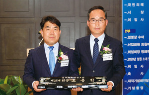 지난 13일 홍주청소년선도회 25대 오용학 회장(왼쪽)이 취임했다.