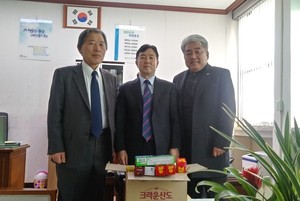 왼쪽부터 이범순 옹, 이선용 홍북읍장, 최승천 홍북읍체육진흥회장.