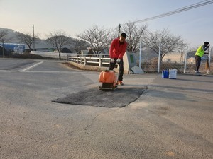 홍성군은 설 연휴를 대비해 군도 및 농어촌도로의 위험요소들을 제거하기 위해 일제 점검정비 실시한다고 밝혔다.