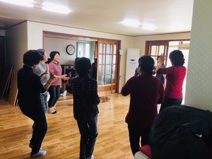홍성군 보건소는 자살예방교육을 중심으로 마을 주민들의 요구에 따라 웃음치료, 건강 체조, 공예활동 등의 프로그램을 운영하고 있다.