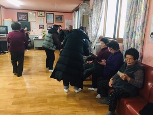 홍성군 보건소는 자살예방교육을 중심으로 마을 주민들의 요구에 따라 웃음치료, 건강 체조, 공예활동 등의 프로그램을 운영하고 있다.