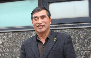 이병환 회장은 옷깃에 단 새마을회 배지를 보며 새마을정신을 상기해 본다고 한다.