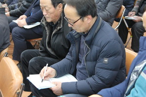 교육에 집중하고 있는 한 농업인.