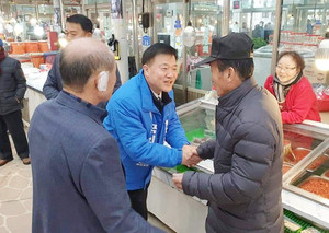 더불어민주당 김학민 예비후보의 선거운동 모습.